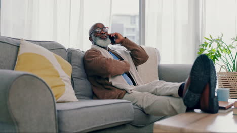 Entspannen-Sie-Sich,-Telefonieren-Sie-Und-älterer-Mann-Auf-Einem-Sofa
