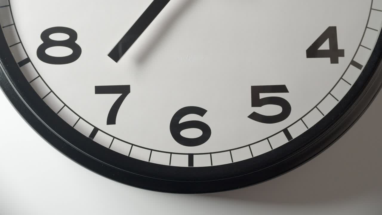 Primo piano del quadrante bianco dell'orologio in time-lapse su parete bianca.