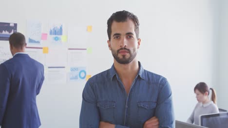 hombre de negocios trabajando en una oficina moderna