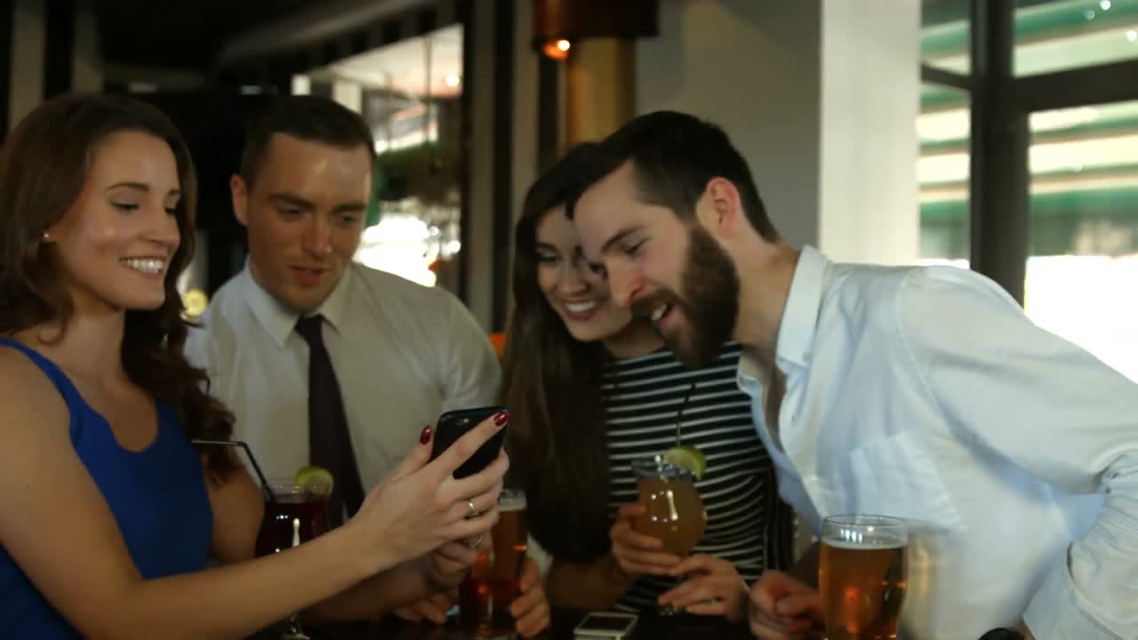 amigos felices tomándose una selfie juntos
