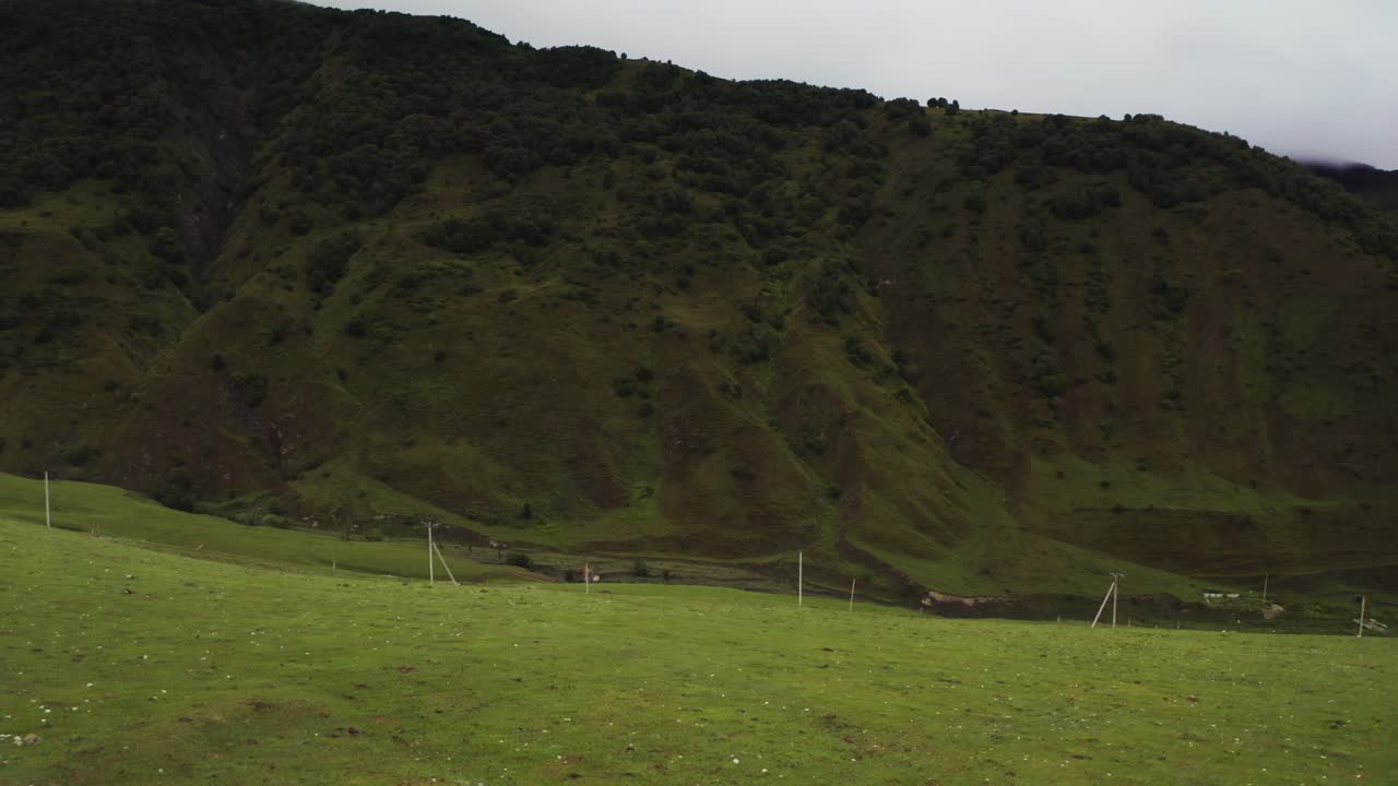 푸른 초원 을 가진 산악 풍경
