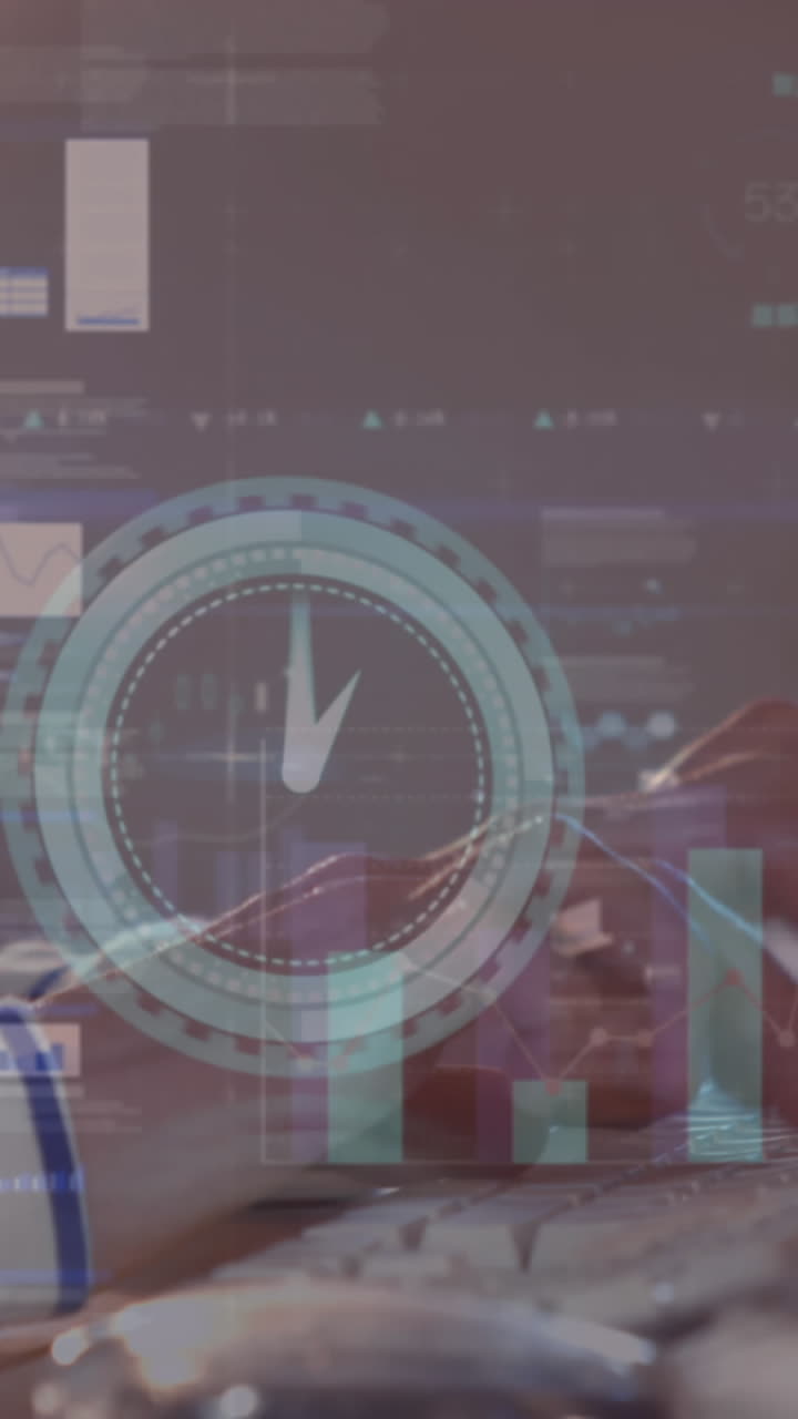 animación del reloj, estadísticas y procesamiento de datos financieros sobre mujeres de negocios usando computadora