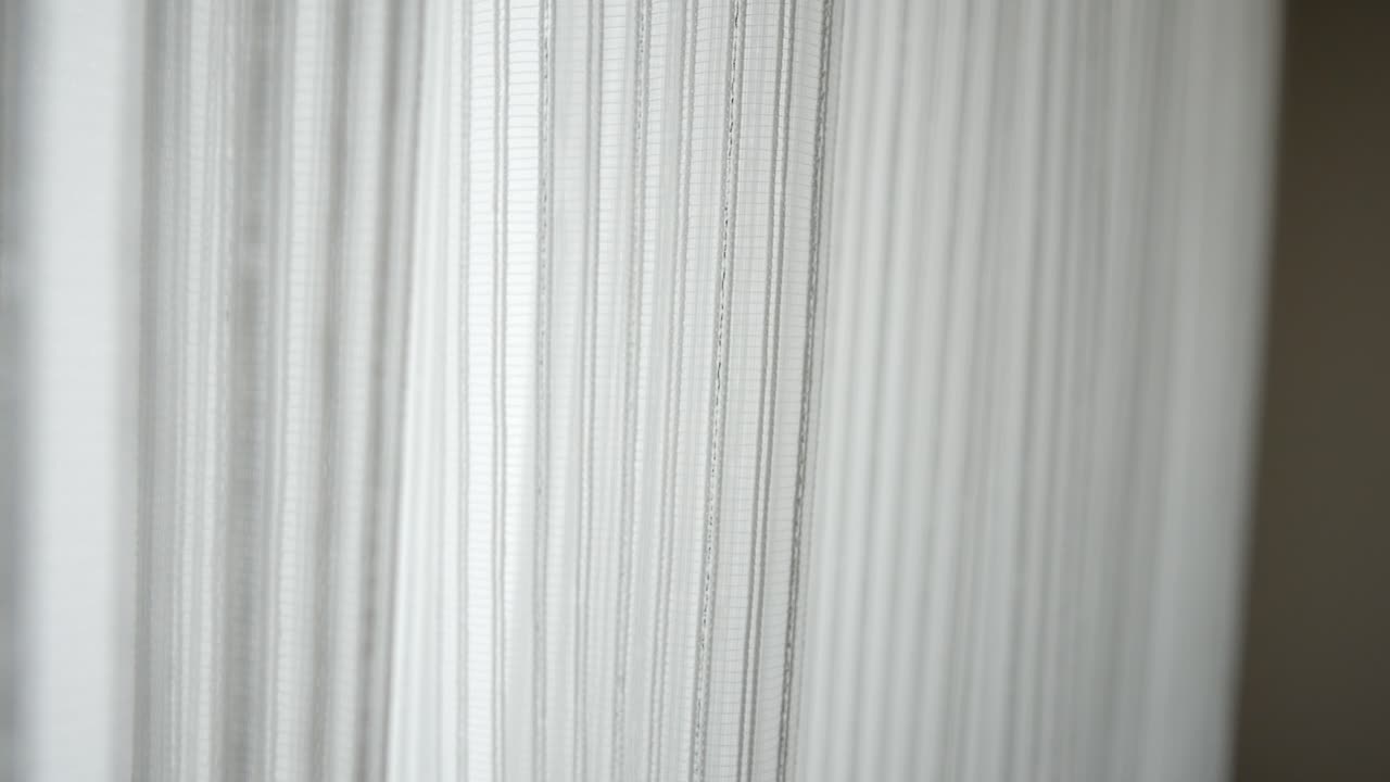 cortinas blancas en una habitación luminosa