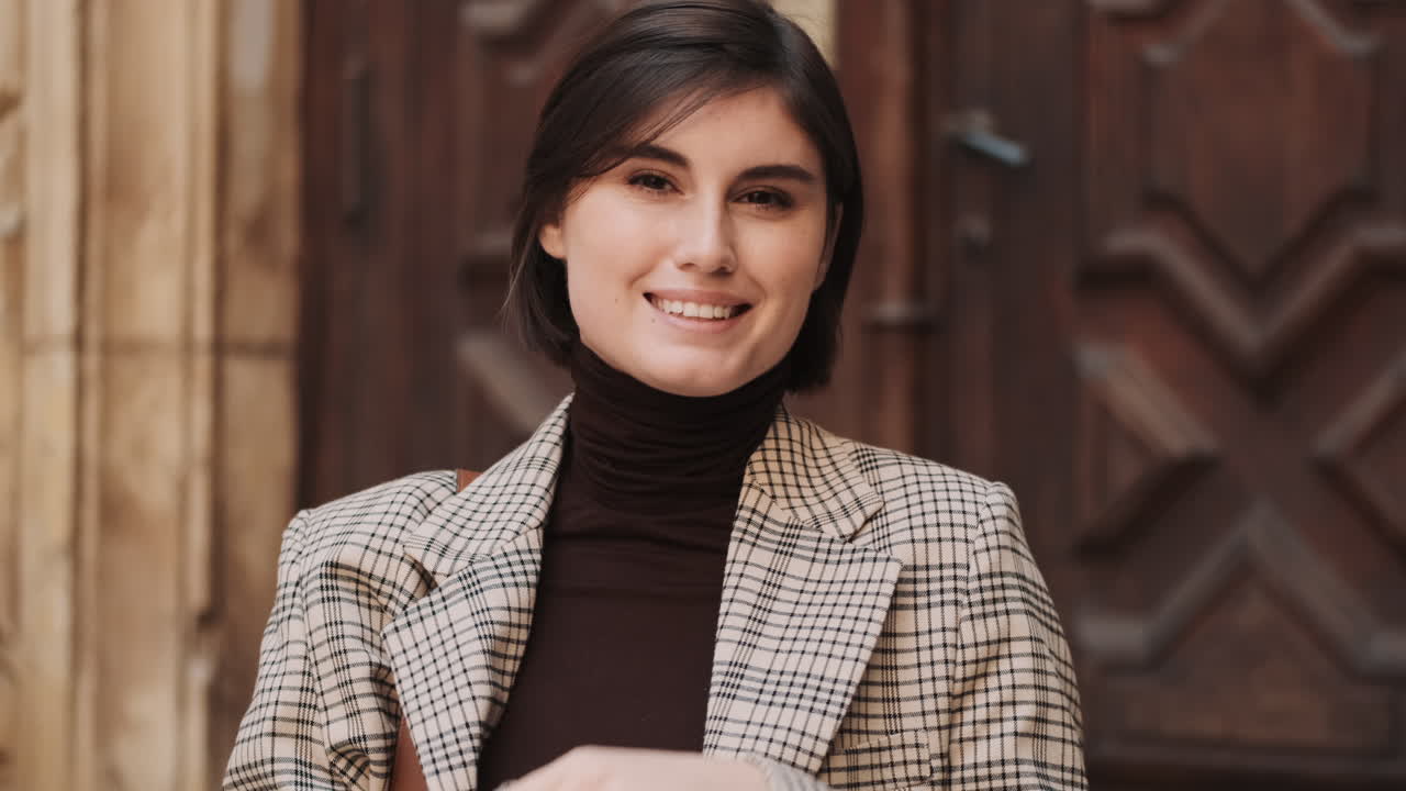 una mujer de negocios caucásica al aire libre.