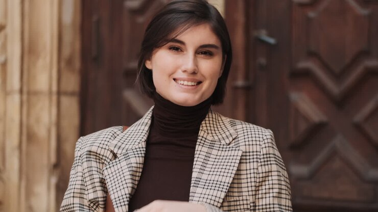 una mujer de negocios caucásica al aire libre.