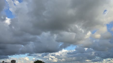 Zeitraffer-Eines-Blauen-Himmels,-Der-Von-Schweren-Wolken-Verdeckt-Wird,-Wolkenlandschaft-über-Dem-Horizont-Der-Stadt