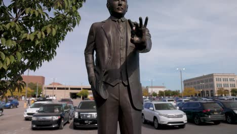 Estatua-Del-Pionero-Del-Automóvil-Albert-Champion-En-Pedernal,-Michigan-Con-Video-Cardán-Inclinándose-Hacia-Arriba