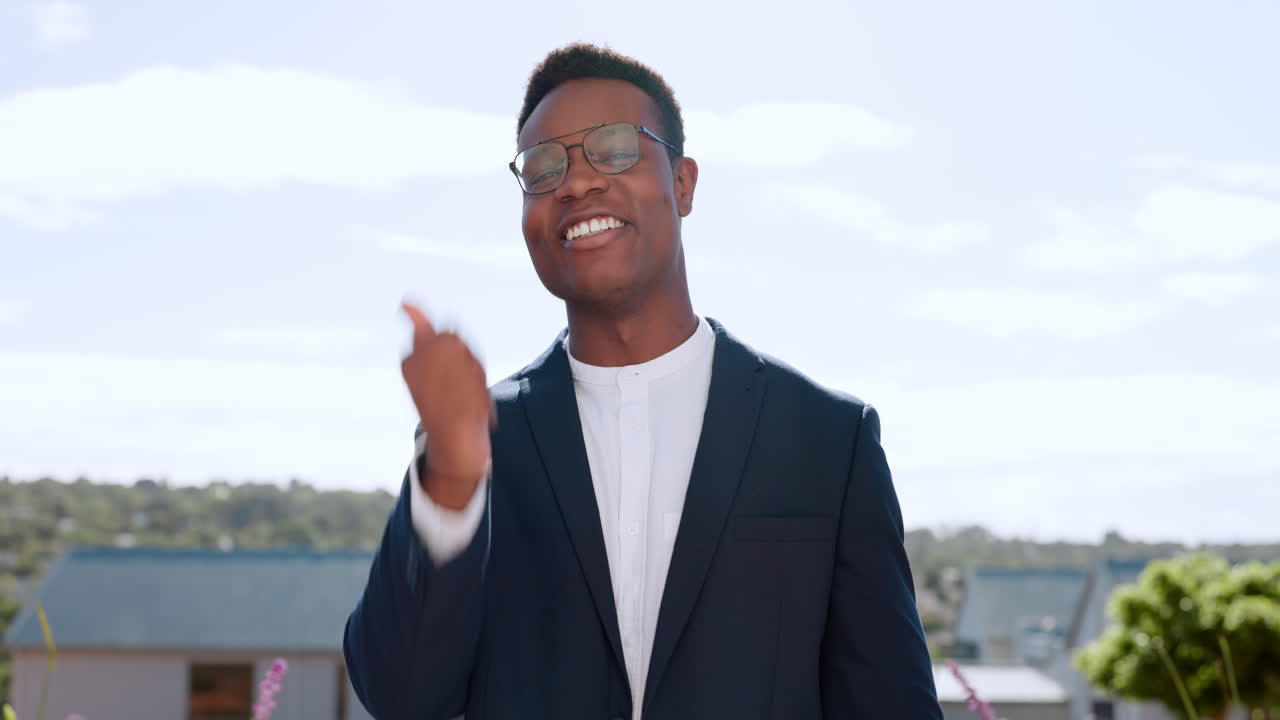 pulgares hacia arriba, feliz y cara de un negro profesional