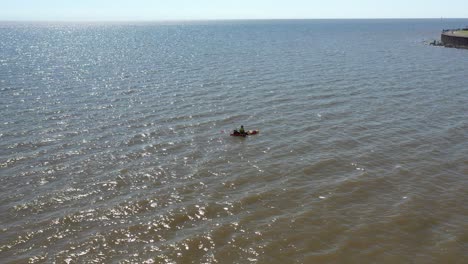 Un-Hombre-En-Una-Canoa-Pescando-Comida