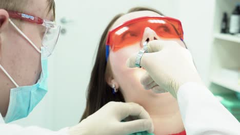 dentista examinando a un paciente