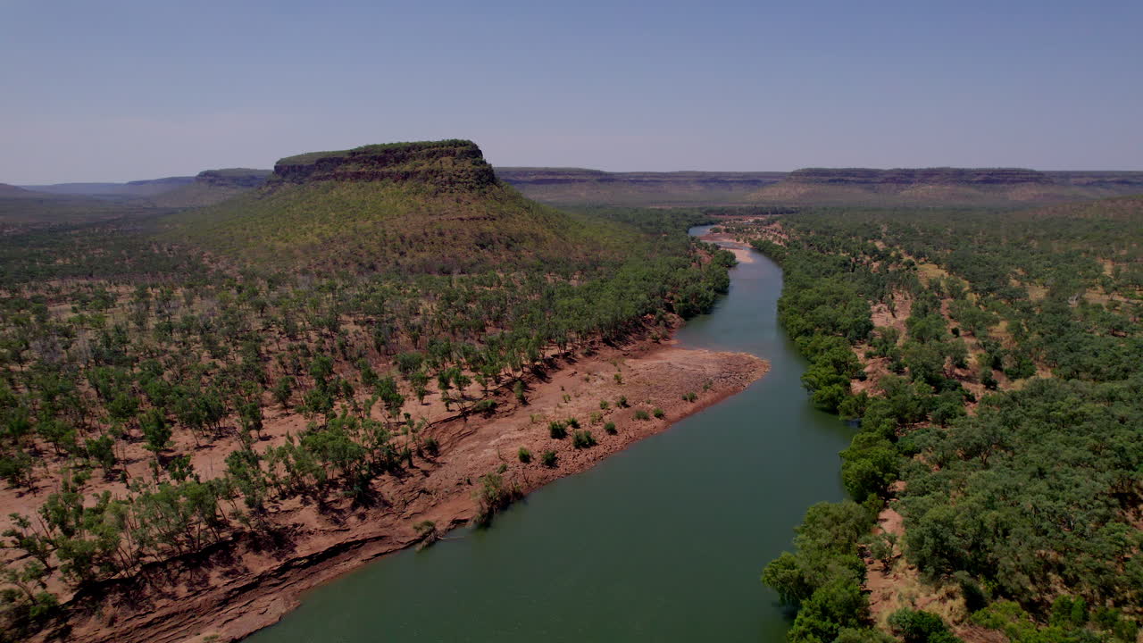 O movimento aéreo para frente acompanha o rio Victoria pelo Parque Nacional Gregory, no Território do Norte, revelando escarpas, mata, planaltos e o interior remoto da Austrália