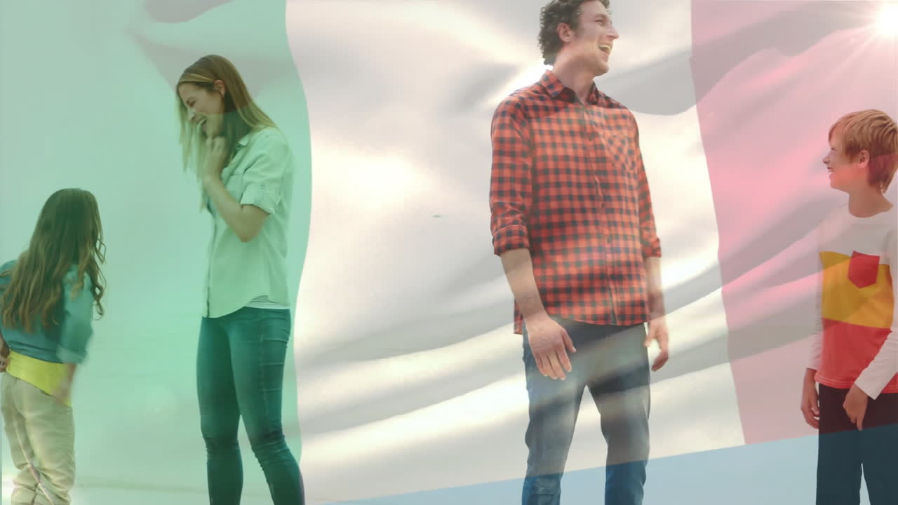 animación de la bandera de italia sobre la familia caucásica en la playa