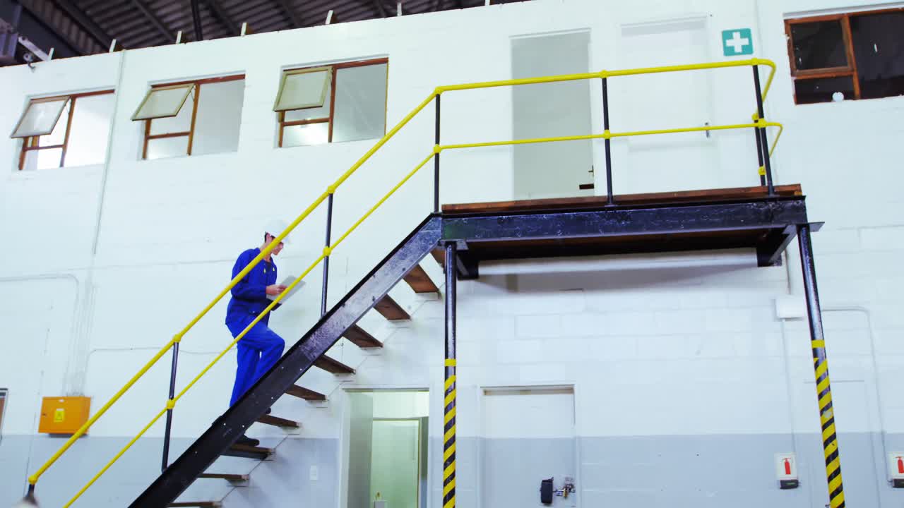 ingeniero masculino que trabaja en el taller 4k