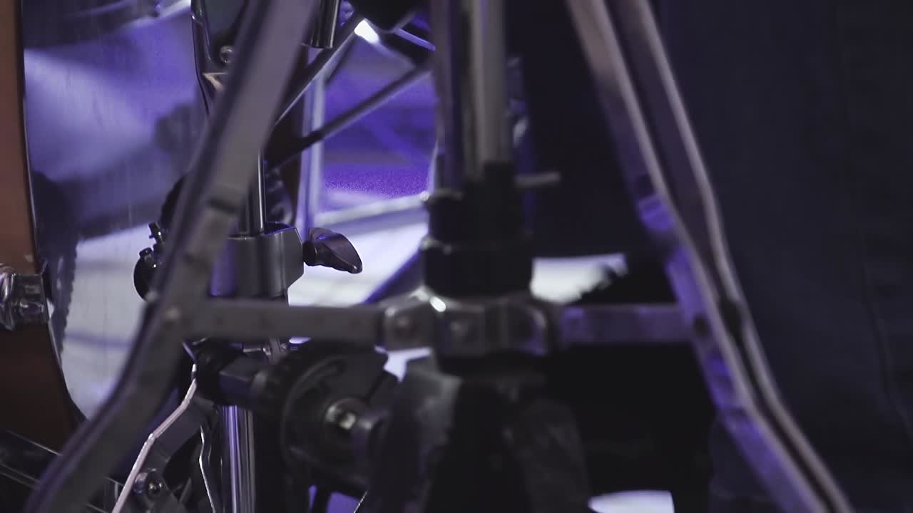 Un batterista suona strumenti a percussione a un concerto come parte di un gruppo musicale