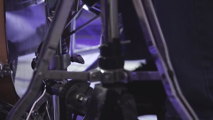 Un batterista suona strumenti a percussione a un concerto come parte di un gruppo musicale