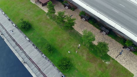 gente en un parque. disparo de dron que se va