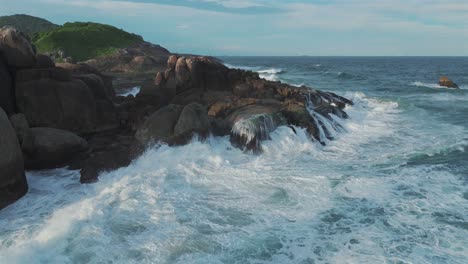 Cautivador-Espectáculo-De-Olas-Rompiendo-Contra-Costas-Rocosas,-Una-Fascinante-Muestra-Del-Poder-Y-La-Belleza-De-La-Naturaleza.