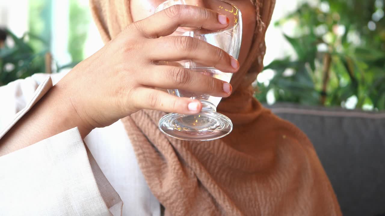 카페에서 물을 마시는 여자