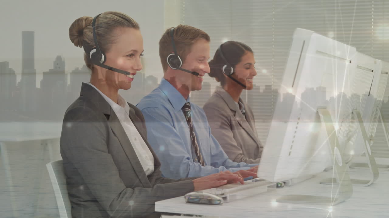 red de conexiones sobre un grupo de ejecutivos de atención al cliente que trabajan en la oficina contra cityscape