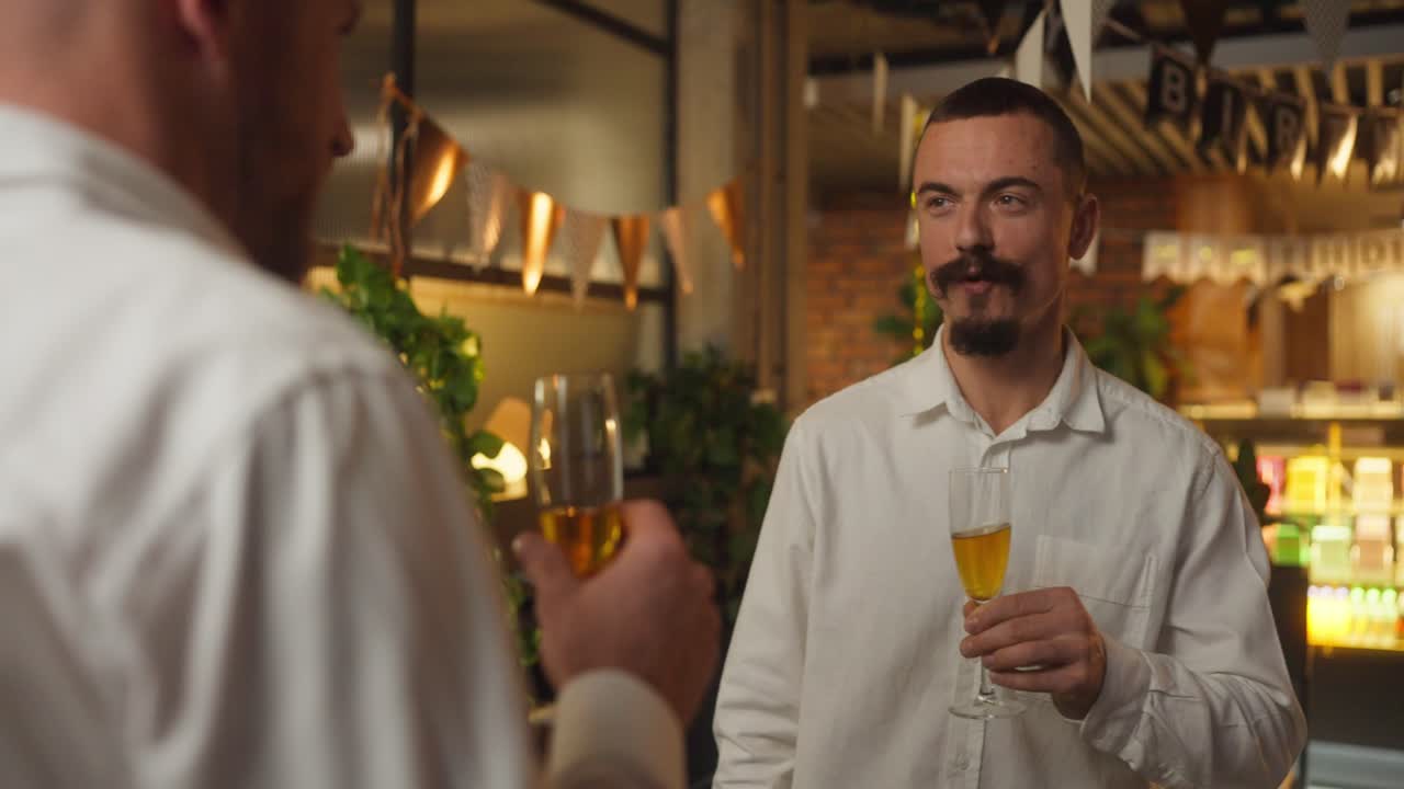 hombres celebrando un cumpleaños