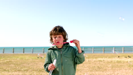 Strand,-Spaß-Und-Ein-Junge,-Der-Im-Freien-Seifenblasen-Bläst