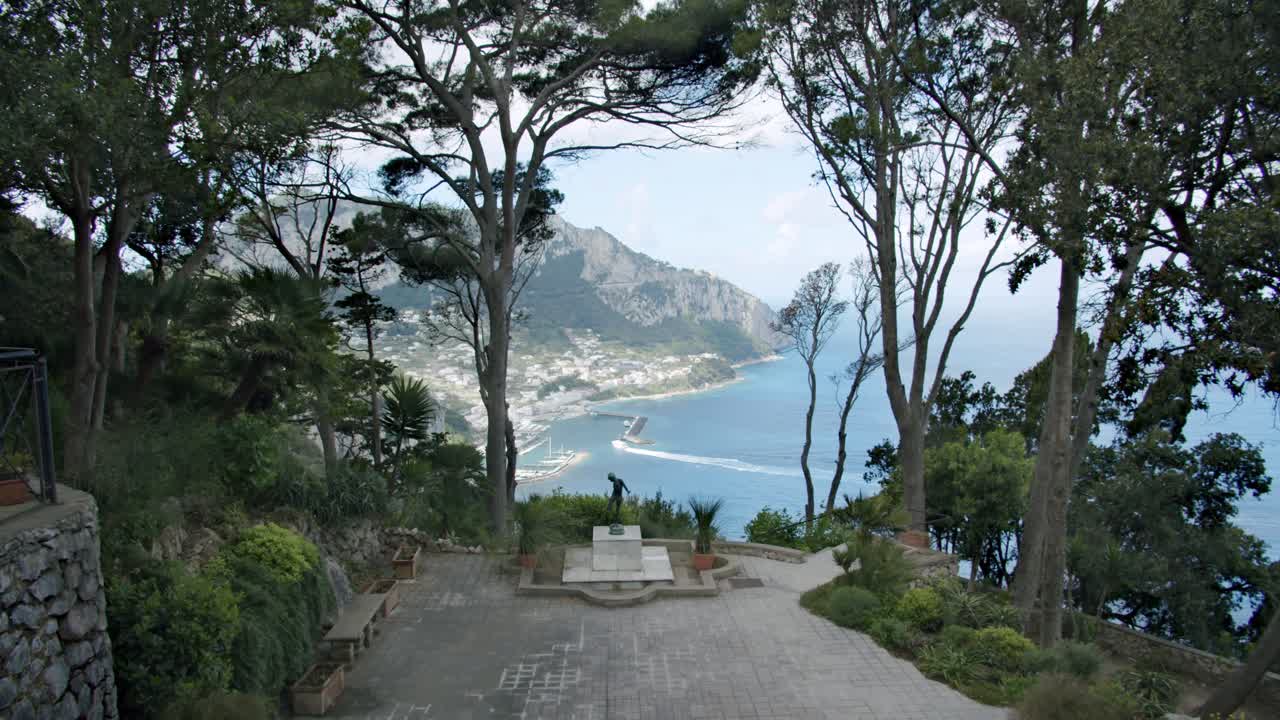 hermosa vista de capri desde villa lysis durante una mañana soleada en primavera - 02