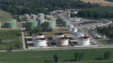 Planta-De-Refinería-De-Petróleo-En-Un-Día-Soleado