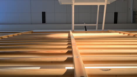 sala de gimnasia con equipo de madera con sol en vista de lapso de tiempo