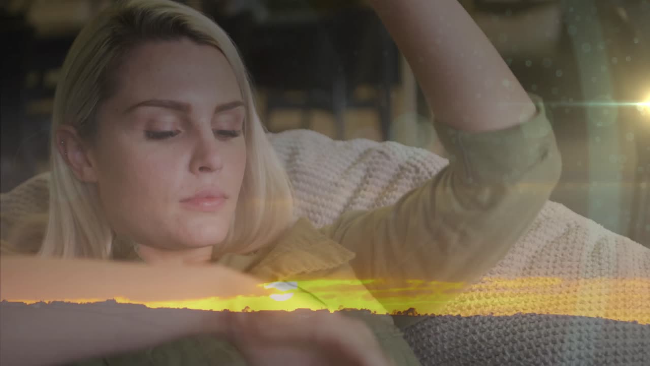 소파에서 휴식을 취하는 웃는 백인 여성 위의 식물의 애니메이션