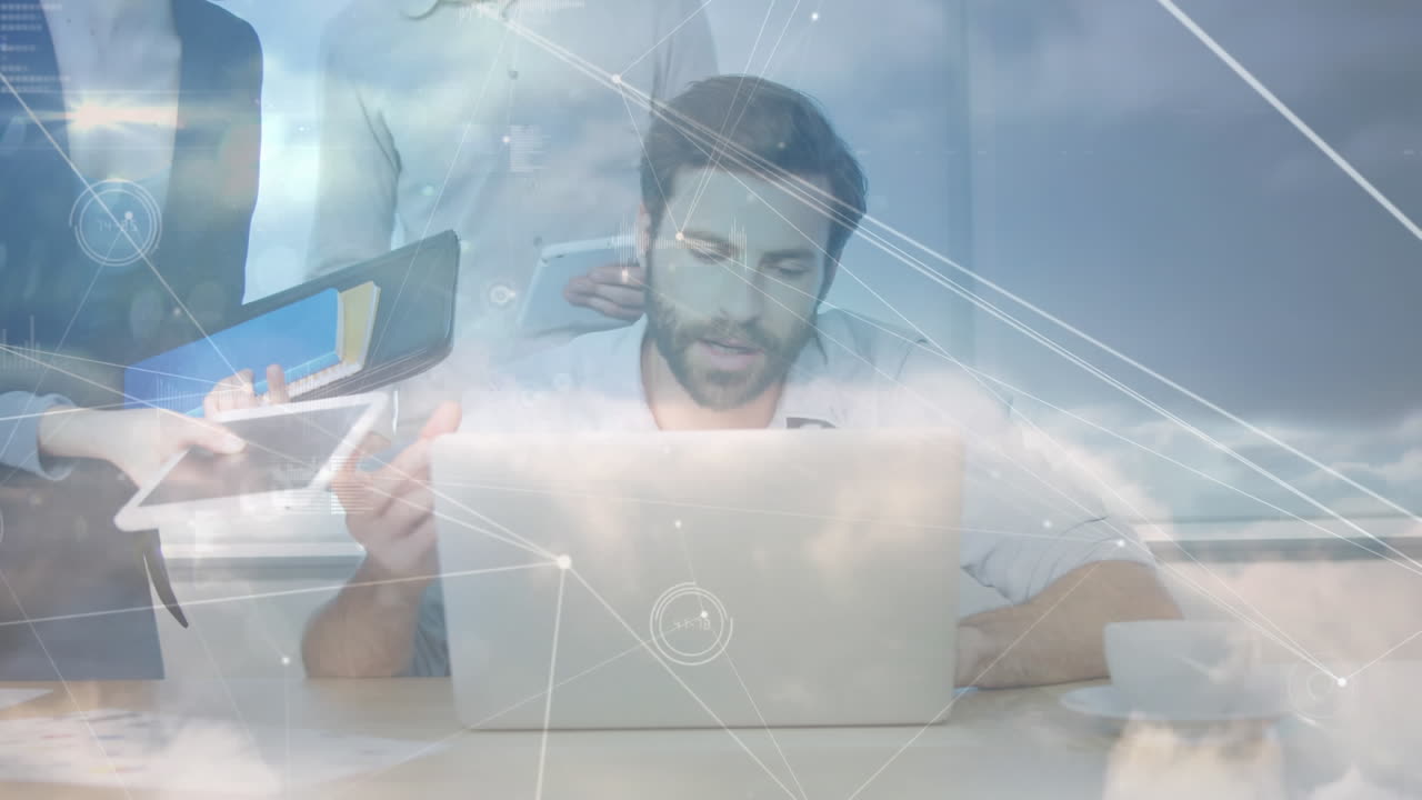 연결 네트워크와 데이터 프로세싱 블루 스카이에 대항하여 노트북을 사용하는 사람