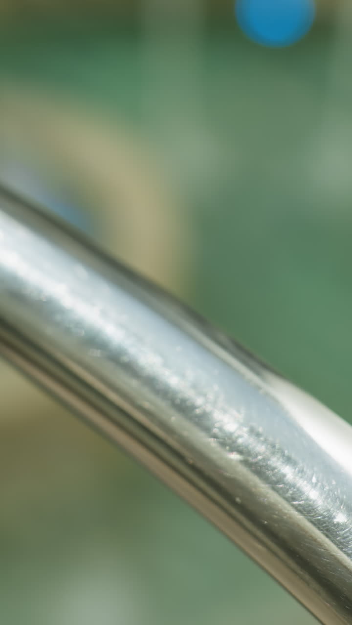 vista aérea borrosa de un ascensor que sube. el video se graba desde la perspectiva de primera persona con una cámara de mano, capturando el movimiento y los detalles borrosos del ascenso del ascensor