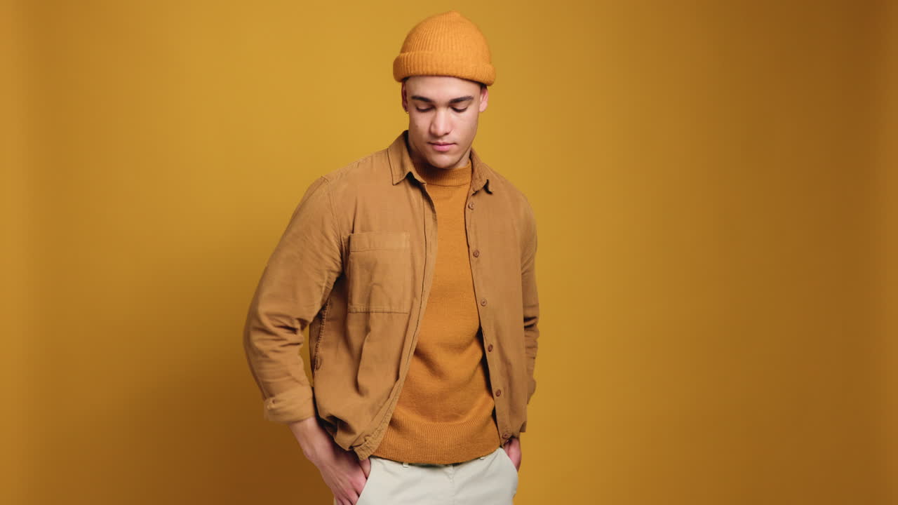 Ritratto di un uomo in abiti casual