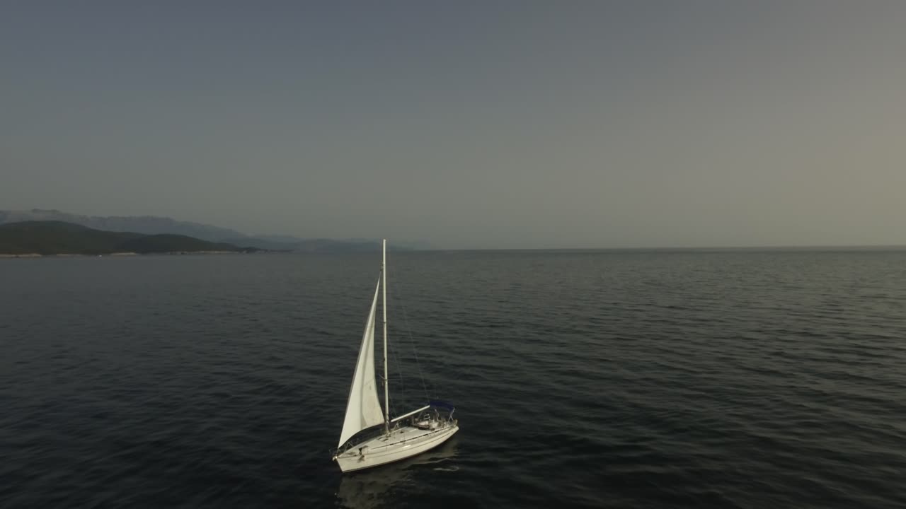 yate de vela en el océano