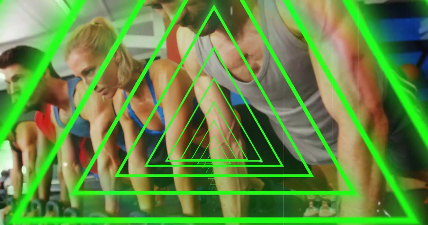 Un groupe de six personnes en forme commençant des pompes sur des kettlebells dans une salle de sport, avec un triangle néon pulsant affichant la puissance.