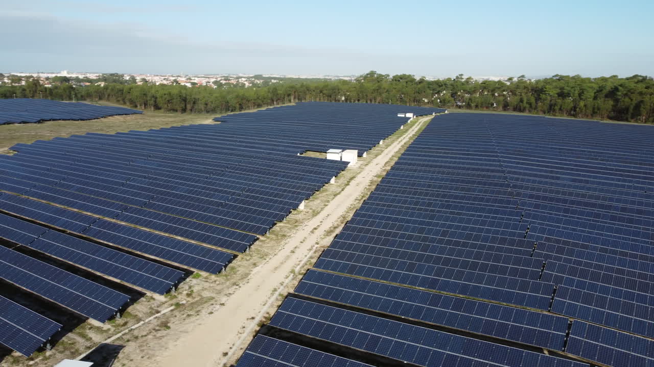 vista aérea en órbita de la estación de energía solar rodeada de bosque, portugal