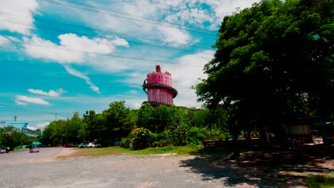 Eingang-Zum-Tempel-Wat-Samphran-Mit-Einem-Drachen,-Der-Sich-Um-Die-Außenseite-Des-Roten-Tempels-In-Der-Provinz-Amhoe-Sam-Phran-In-Thailand-Windet