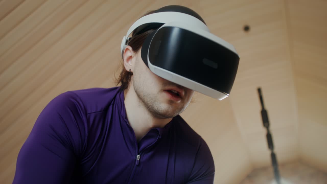 hombre con auriculares vr