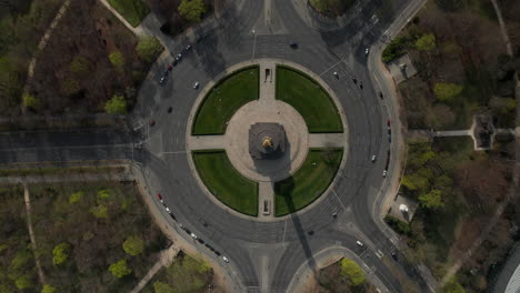 Antena:-Vista-Aérea-De-Drones-A-Vista-De-Pájaro-Que-Se-Eleva-Sobre-La-Rotonda-De-La-Columna-De-La-Victoria-De-Berlín-Con-Poco-Tráfico-De-Automóviles-Durante-El-Coronavirus-Covid-19