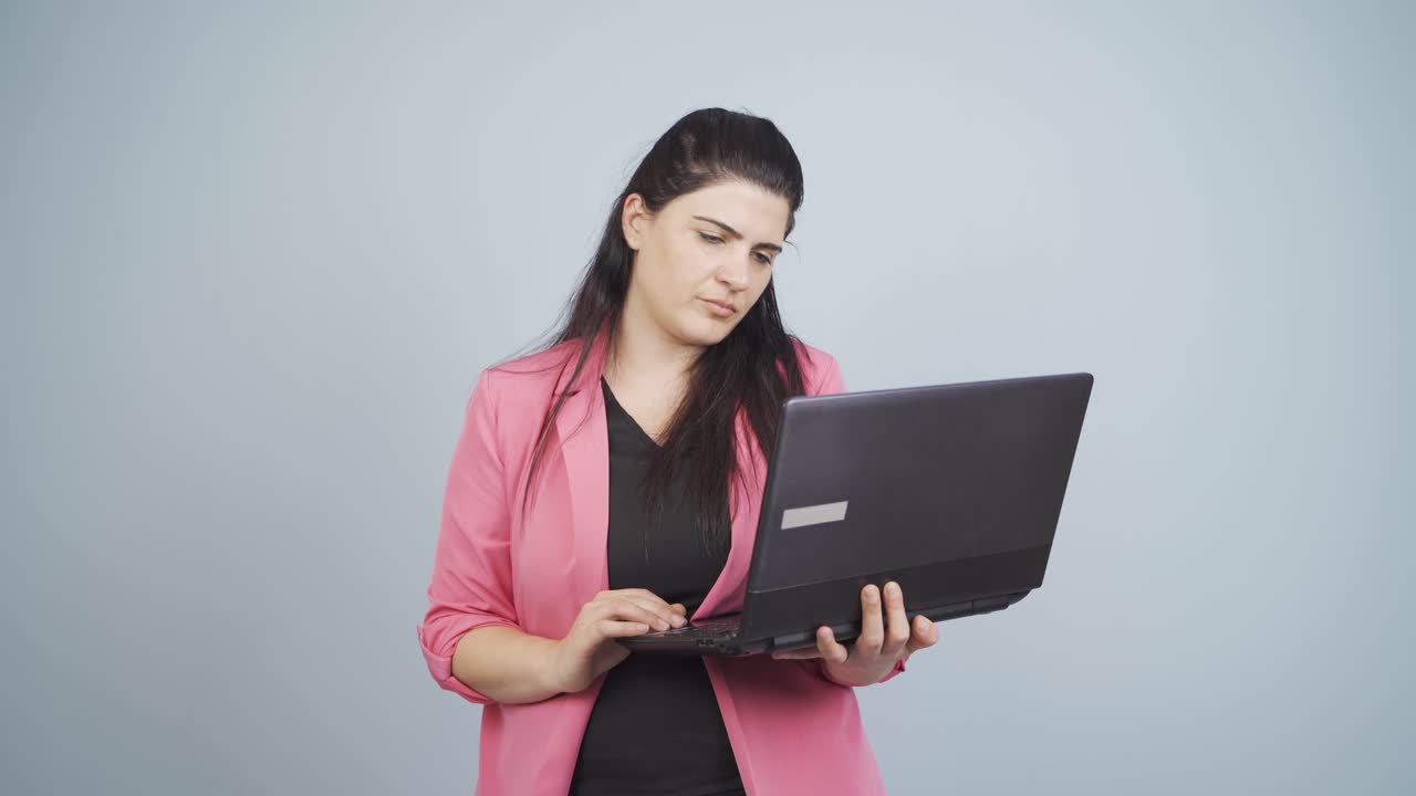una mujer de negocios reflexiva y calculadora.