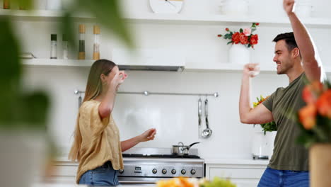 Emocionado,-Cocina-Y-Feliz-Pareja-Bailan-Al-Son-De-La-Música.