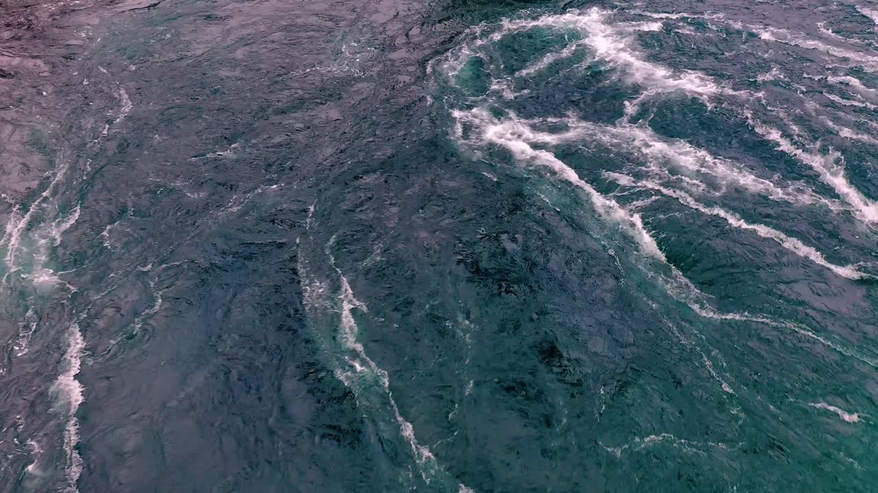 las olas de agua del río y el mar se encuentran durante la marea alta y la marea baja.