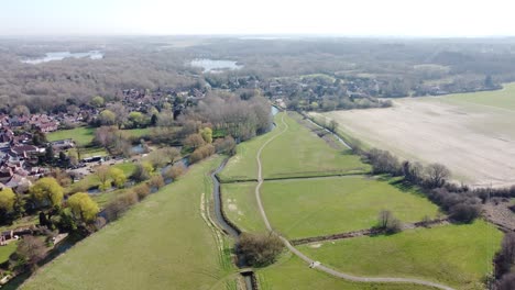 Imágenes-Aéreas-De-Los-Pastos-Verdes-Y-El-Río-Great-Stour-En-Fordwich,-Inglaterra