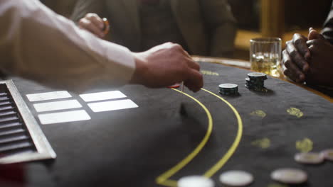 crupier mostrando cartas de póquer sobre la mesa.