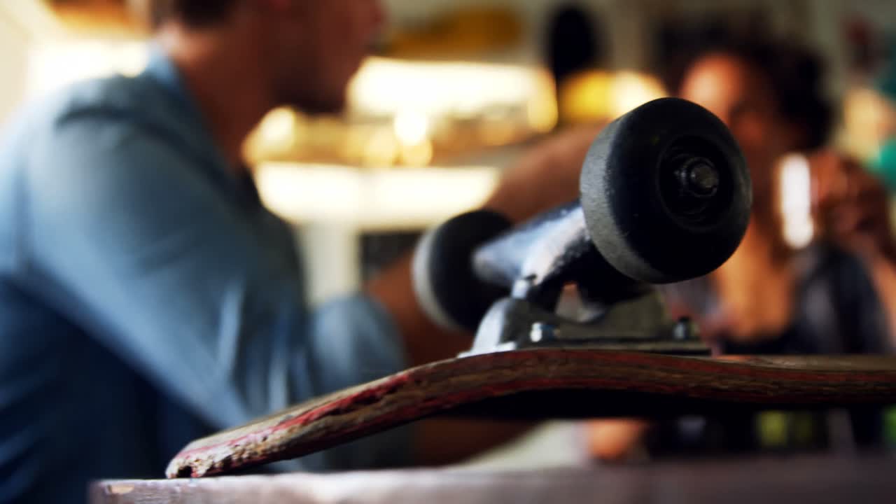 레스토랑 4k에서 스케이트보드