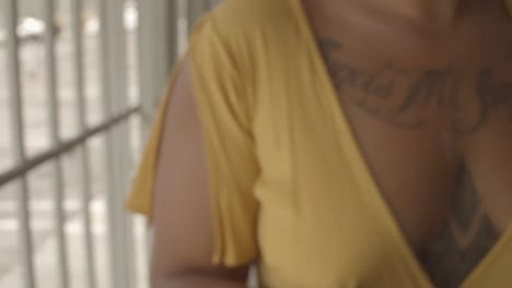 cerca de mujer sexy negra con lápiz labial azul sosteniendo una rosa