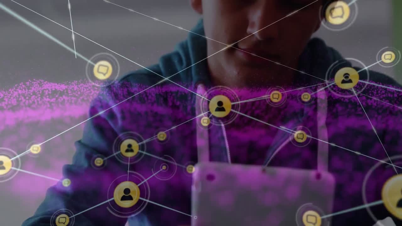 animación de la red de conexiones y brillo sobre niño caucásico con tableta