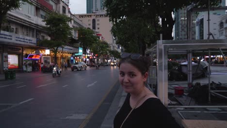 Primer-Plano-De-Una-Mujer-De-Unos-30-Años-Esperando-En-Un-Paso-De-Peatones