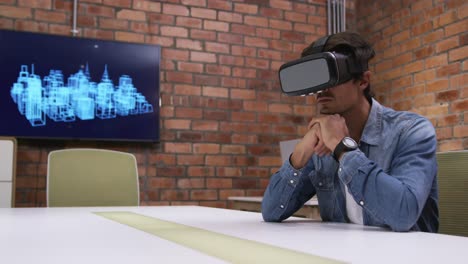 Kreativer-Geschäftsmann-Mit-Virtual-Reality-Headset-Im-Modernen-Büro
