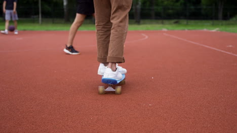 primer plano de un hombre en una patineta