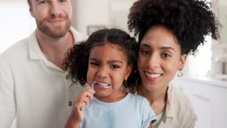 Face,-parents-with-child-brushing-teeth